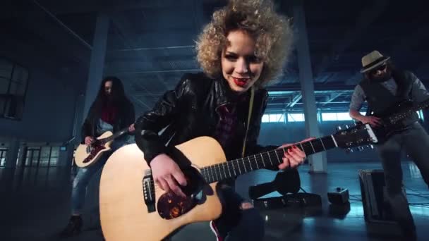 Mujer tocando la guitarra en banda de rock — Vídeos de Stock