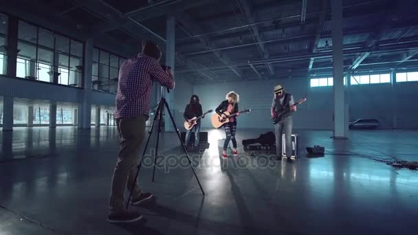 Müzisyen bir kamera koyarak yönetmen — Stok video