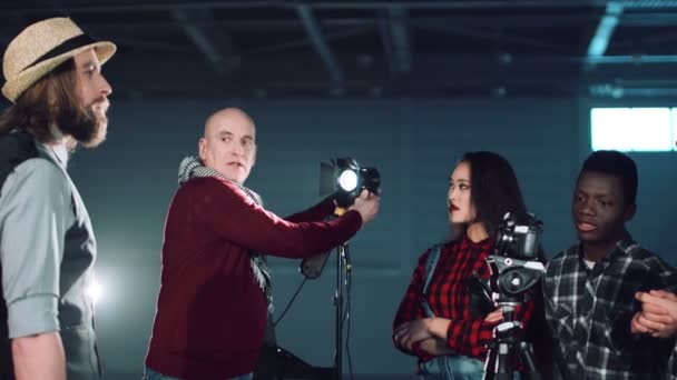 Director enseñando el ajuste de luz — Vídeos de Stock