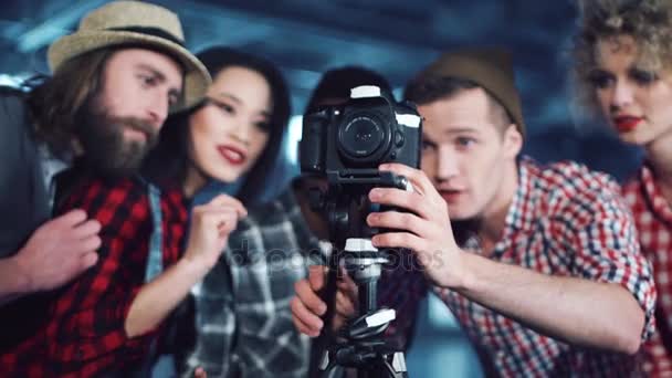 İnsanlar kamera ile çalışmak için eğitim — Stok video