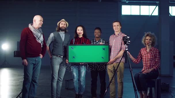 People standing with chromakey board — Stock Video