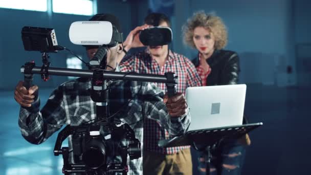 Testando o estabilizador de câmera gimbal com VR headsed — Vídeo de Stock