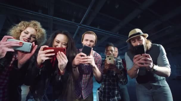 Mensen schieten op hun smartphones — Stockvideo