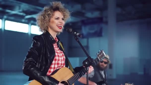 Mujer en chaqueta de cuero cantando — Vídeos de Stock