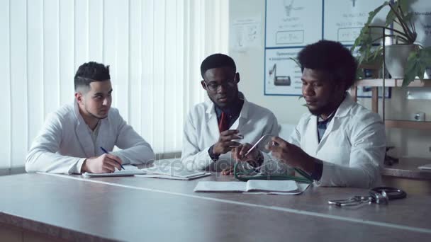 Diversité étudiants ou médecins travaillant avec tablette — Video