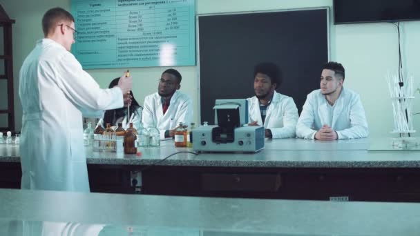 Realização de experimentos em classes médicas — Vídeo de Stock