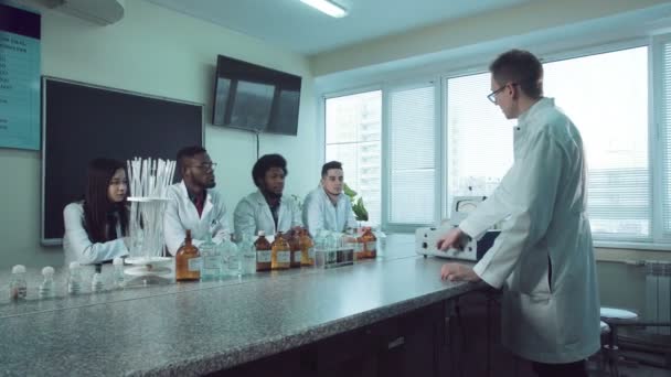 De tutor chemie uit te leggen — Stockvideo