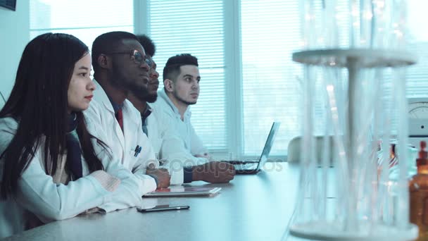 Estudiantes de medicina en laboratorio de química escuchando — Vídeo de stock