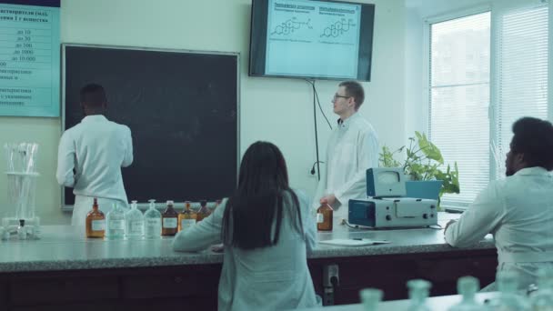 Studenti medicíny v učebně — Stock video