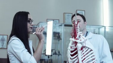 anatomi dersinde tıp öğrencisi