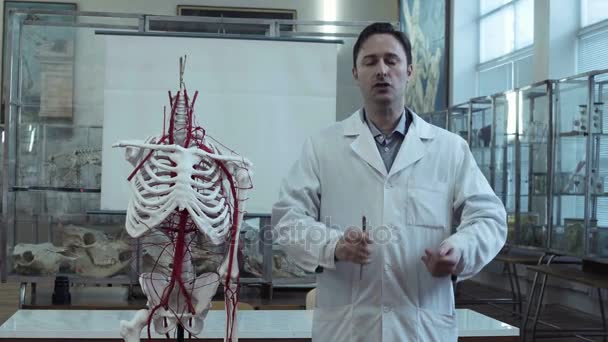 Professeur de médecine en classe d'anatomie avec squelette — Video