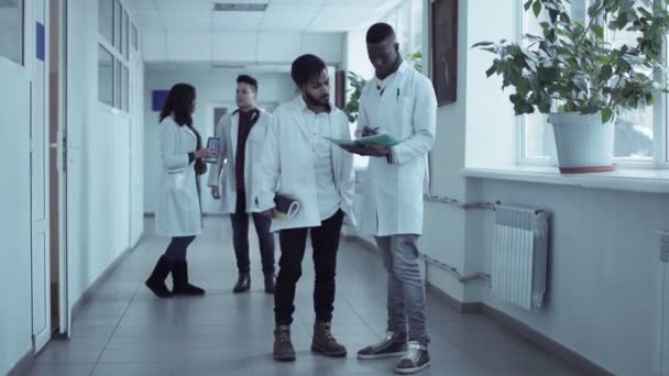 Estudantes universitários de medicina no corredor — Vídeo de Stock