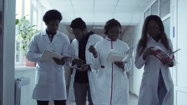 Estudantes de medicina no corredor — Vídeo de Stock