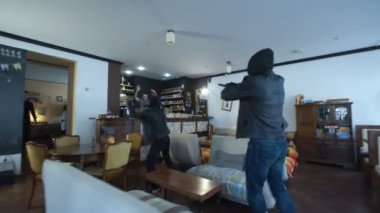 Dükkanı soymaktan insanlar