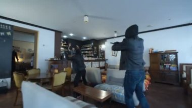 Dükkanı soymaktan insanlar