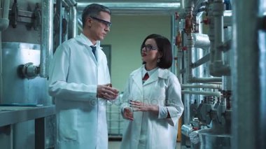 Bilim adamı bir fabrika