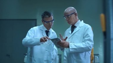 Tablet ile iki bilim adamları