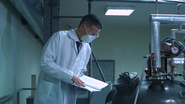 Naukowiec piśmie w dzienniku stojąc w laboratorium — Wideo stockowe