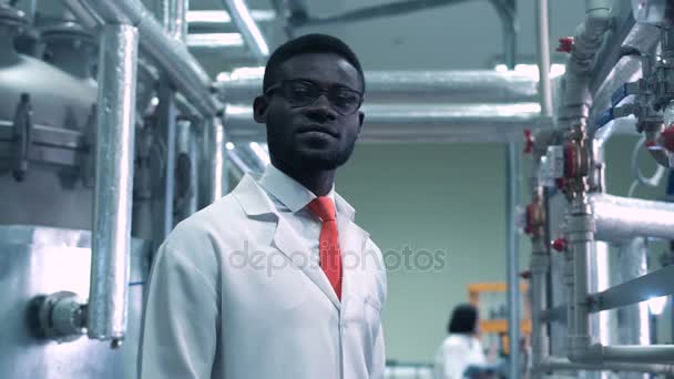 Um cientista a olhar para a câmara — Vídeo de Stock