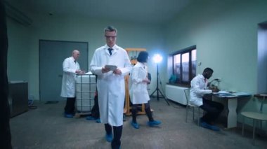 Tablet ile kendine güvenen adam