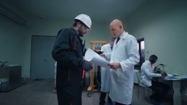 Önlemler almak için yürüyen adam