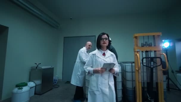 Cientista feminina a passar pelo laboratório — Vídeo de Stock