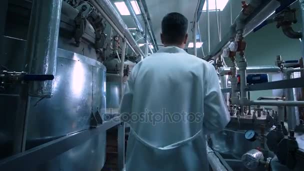 Científico masculino caminando por el laboratorio — Vídeos de Stock