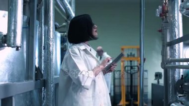 Kadın bilim laboratuarından yürüyüş