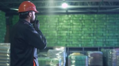 Konuşan radyo depoda ayarla dostum