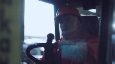 İş yerinde yükleyici sürücü