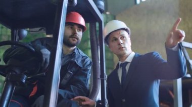 Operatörle konuşurken işadamı