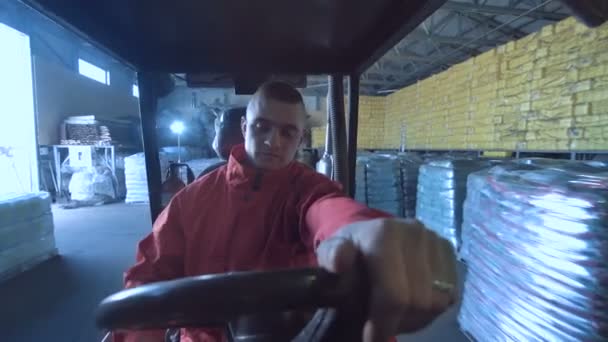 El conductor del cargador en el trabajo — Vídeo de stock