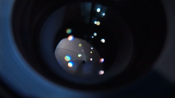 Makro snímek otvoru čočka — Stock video