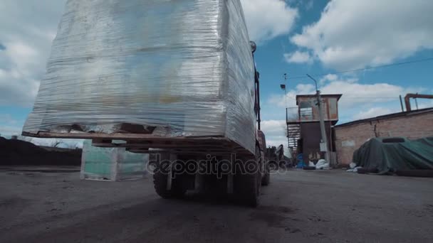 Le chargeur soulève la cargaison — Video