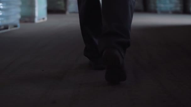 Άνδρα με τα πόδια στην αποθήκη — Αρχείο Βίντεο