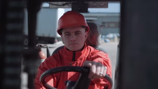 Homme conduisant une voiture de chargement — Video