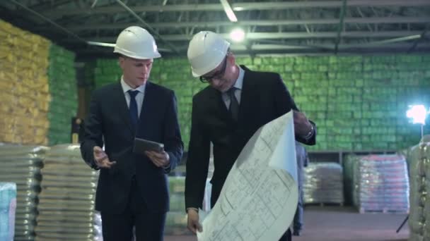 Los arquitectos en el almacén — Vídeo de stock