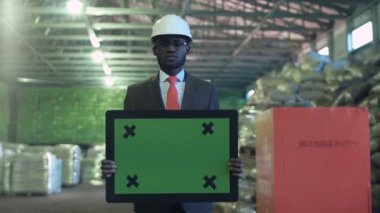 Üzgün Afrika işadamı chromakey işareti ile