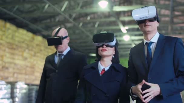 Os empresários em VR headset em armazenamento — Vídeo de Stock