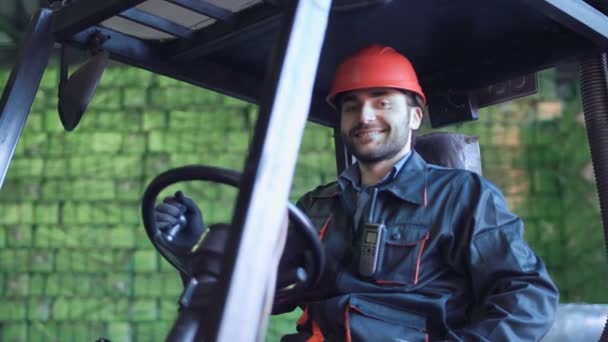 Carregamento alegre operador de carro — Vídeo de Stock