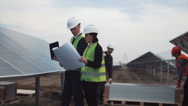 Manager diskutieren den Solarenergieplan — Stockvideo