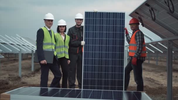 Equipo con panel solar — Vídeo de stock
