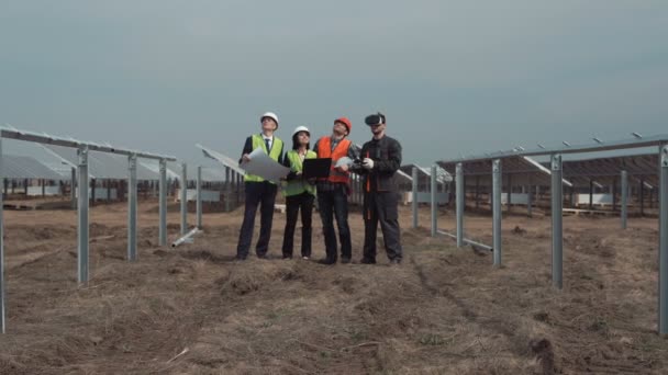 Uomo controllo drone durante la discussione — Video Stock