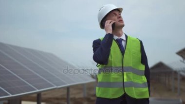 Telefona yakın panelleri ile işadamı