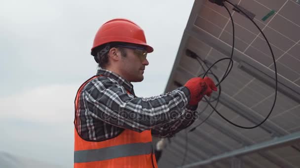 Paneles solares de montaje obrero — Vídeo de stock