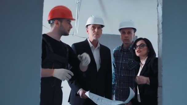 Менеджеры говорят со строителем о плане — стоковое видео