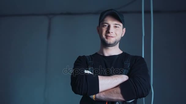 Smiling worker with arms crossed — Stock Video