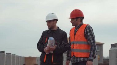 Erkekler planı tartışmaya sütunları yakınındaki