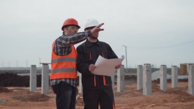 Planı tartışmaya sütunları yakınındaki üniformalı erkekler