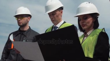 Mühendisleri veya teknisyenler grubu tartışmak blueprint